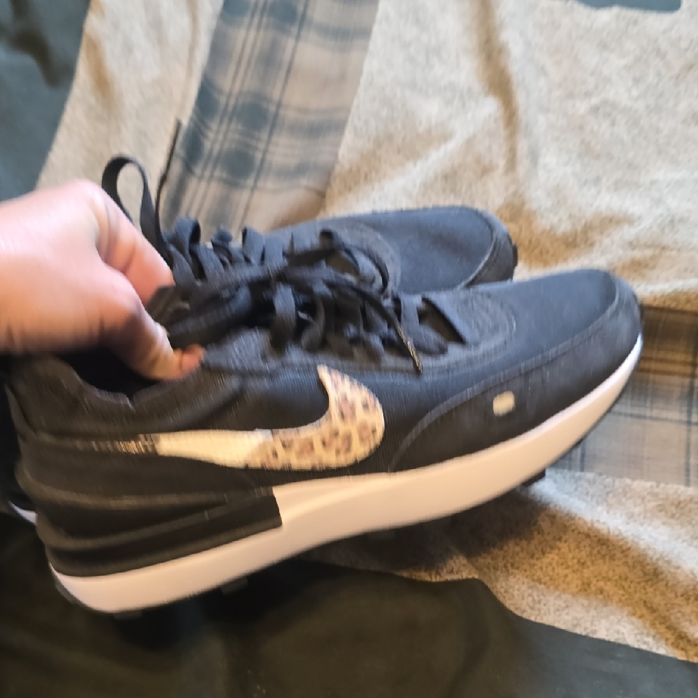 Nike Black Women's Sneakers with Leopard Print Swoosh Brand New 71/2 Never Worn - Picture 8 of 8
